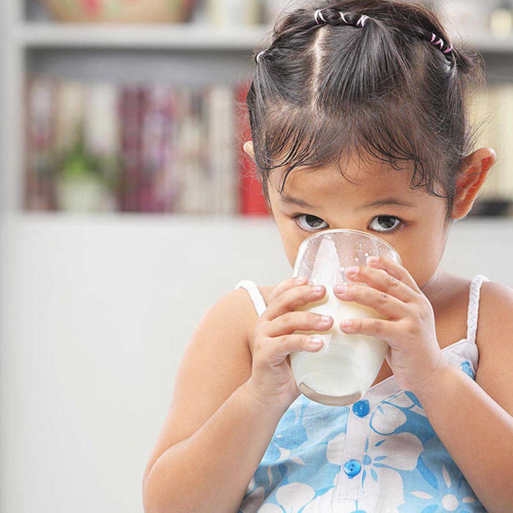 Пьет молоко на английском. Пьет молоко. Девочка пьет молоко. Молоко для детей. Дети пьют молоко картинки.